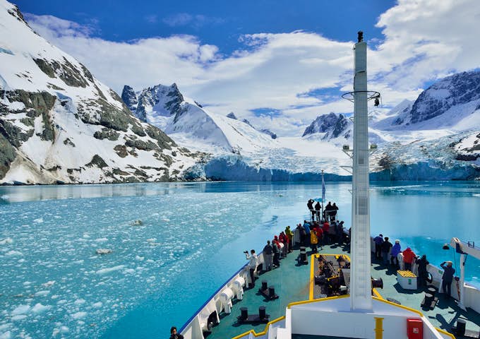 View from the bow of the Plancius ship as it approaches the Risting Glacier at the head of Dryglaski Fjord