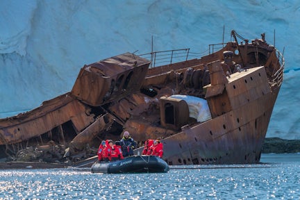 Shipwreck of the Governoren at Foyn Harbour